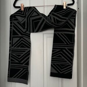 Brand new Banana Republic Black and Gray Patterned men’s scarf. Can be unisex.